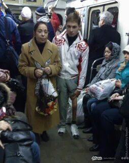 Просят деньги в метро