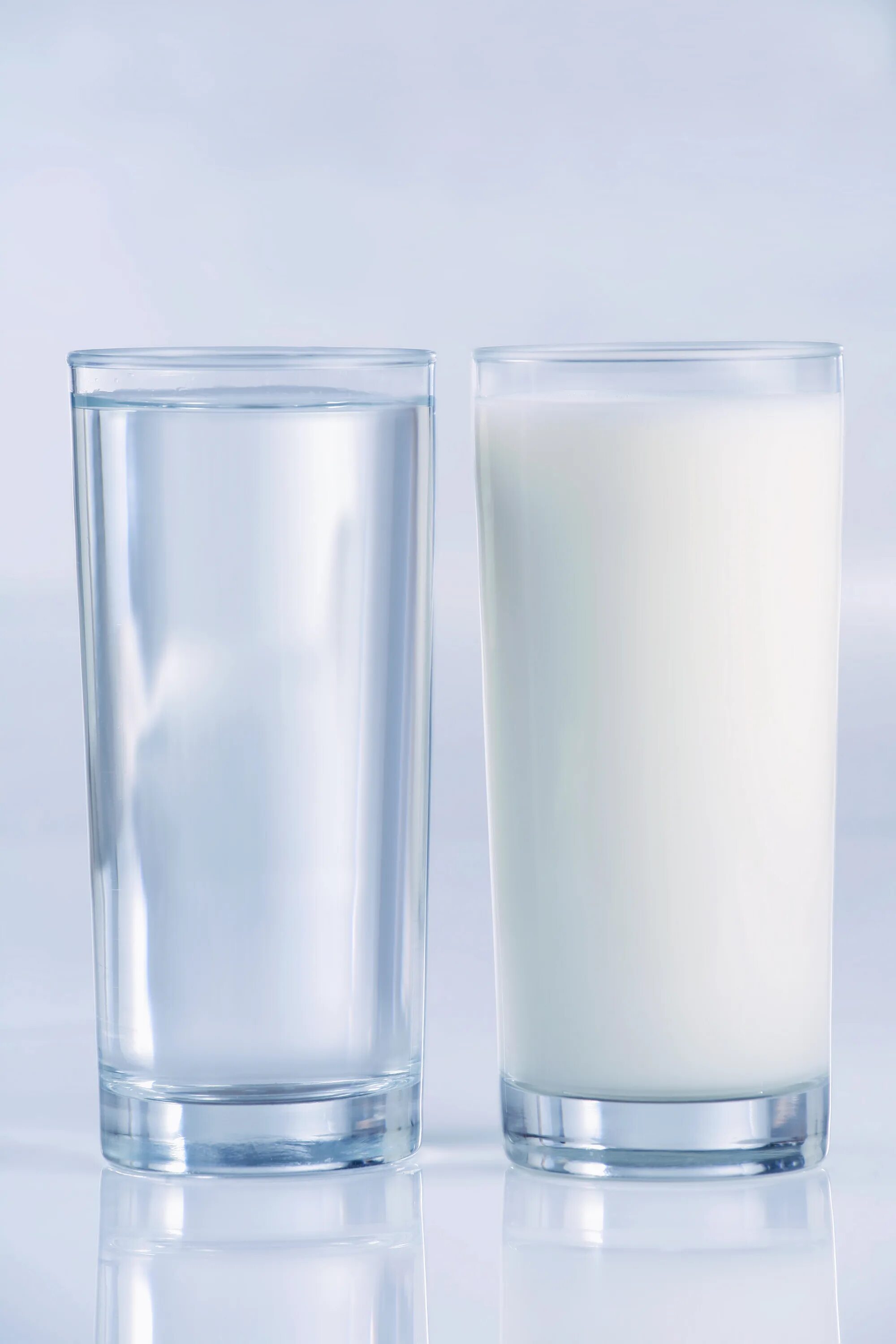 Молоко и вода. Стакан воды и молока. Стакан с водой и молоком. Стакан молока. Milk and water
