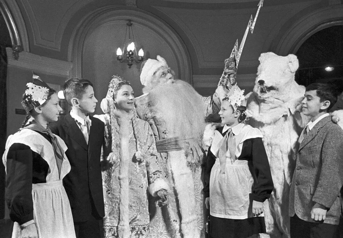 Новый год 1936. Первая кремлевская елка 1936. Новый год в ссср 1937. Елка в блокадном ленинграде 1941. Советские новогодние плакаты.
