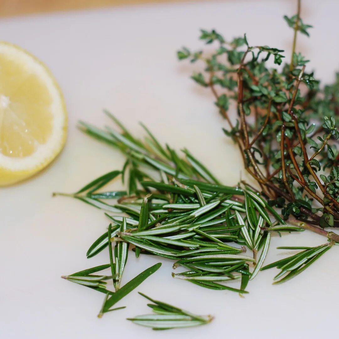 чабер душистый цитрон. розмарин на армянском. тимьян и розмарин приправа. базилик тимьян розмарин. розмарин и тимьян.