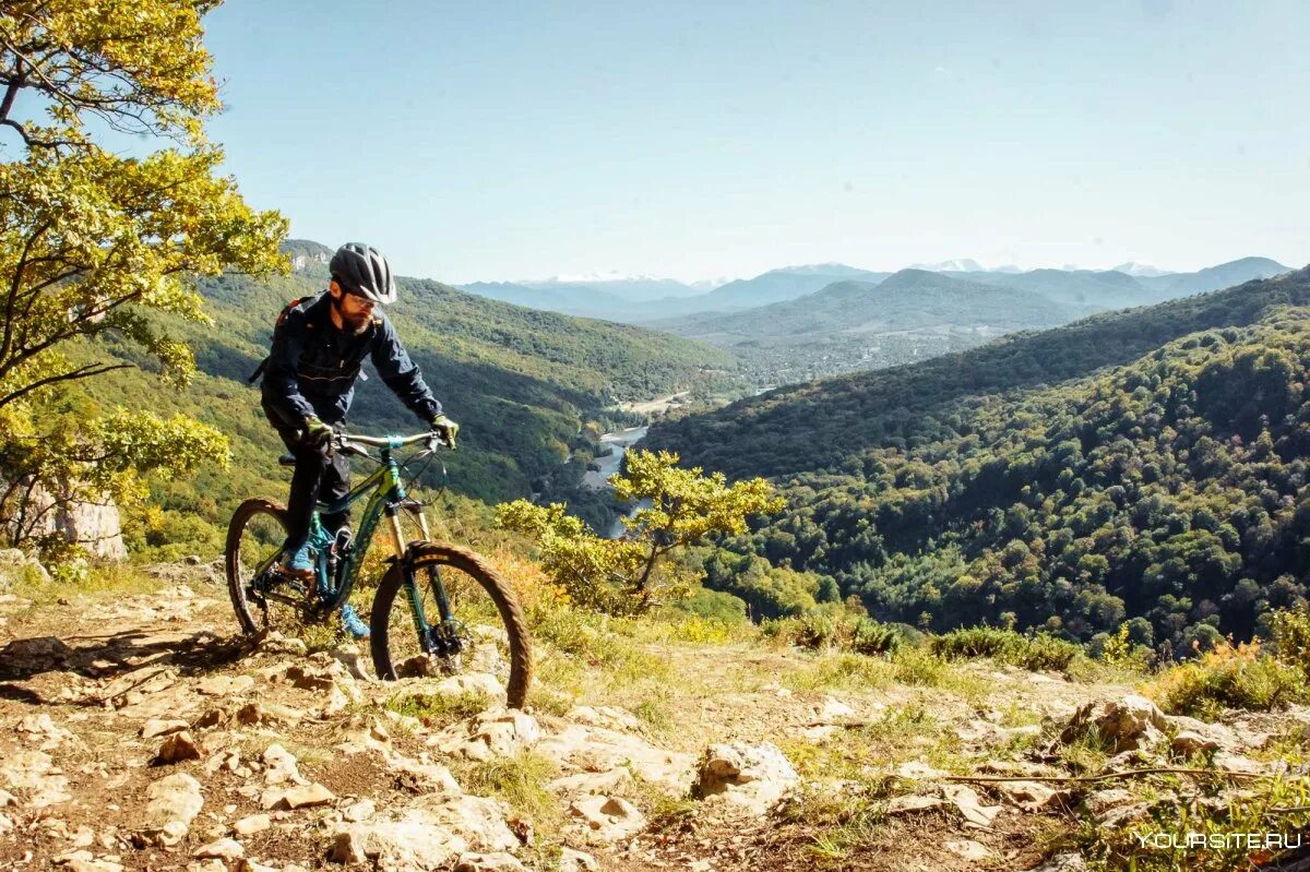 Человек идет по дороге. Чиж и компания песни список. Тукурингра амурская область. Песня еду по хребту. Гора житная.