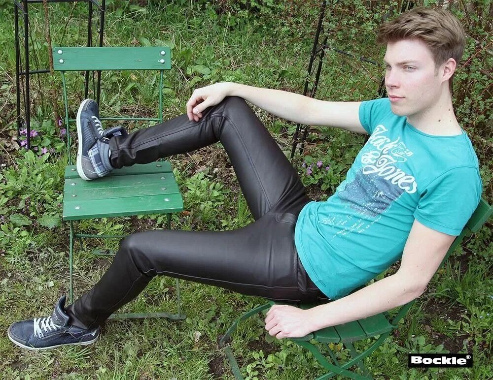 Обтягивающее вк. Boy in Leather Pants. Реальные фото парней кожаных джинсах в обтяг. Картинка песни кожаные штаны фикс. Polo flm cool Leather Pants.