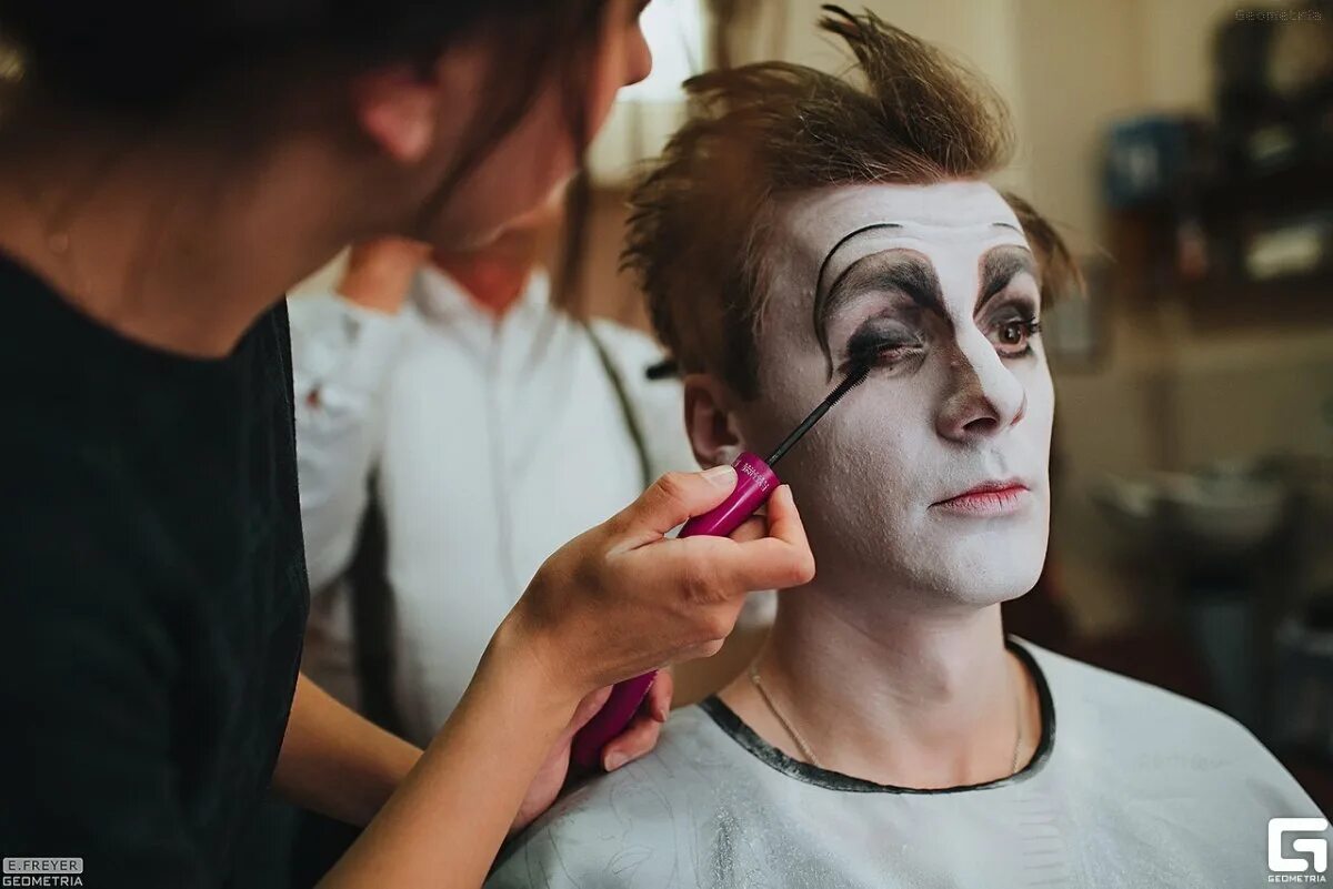 Художник гример. Художник гример в театре. Гример в театре. Профессия гример. Профессия гример.