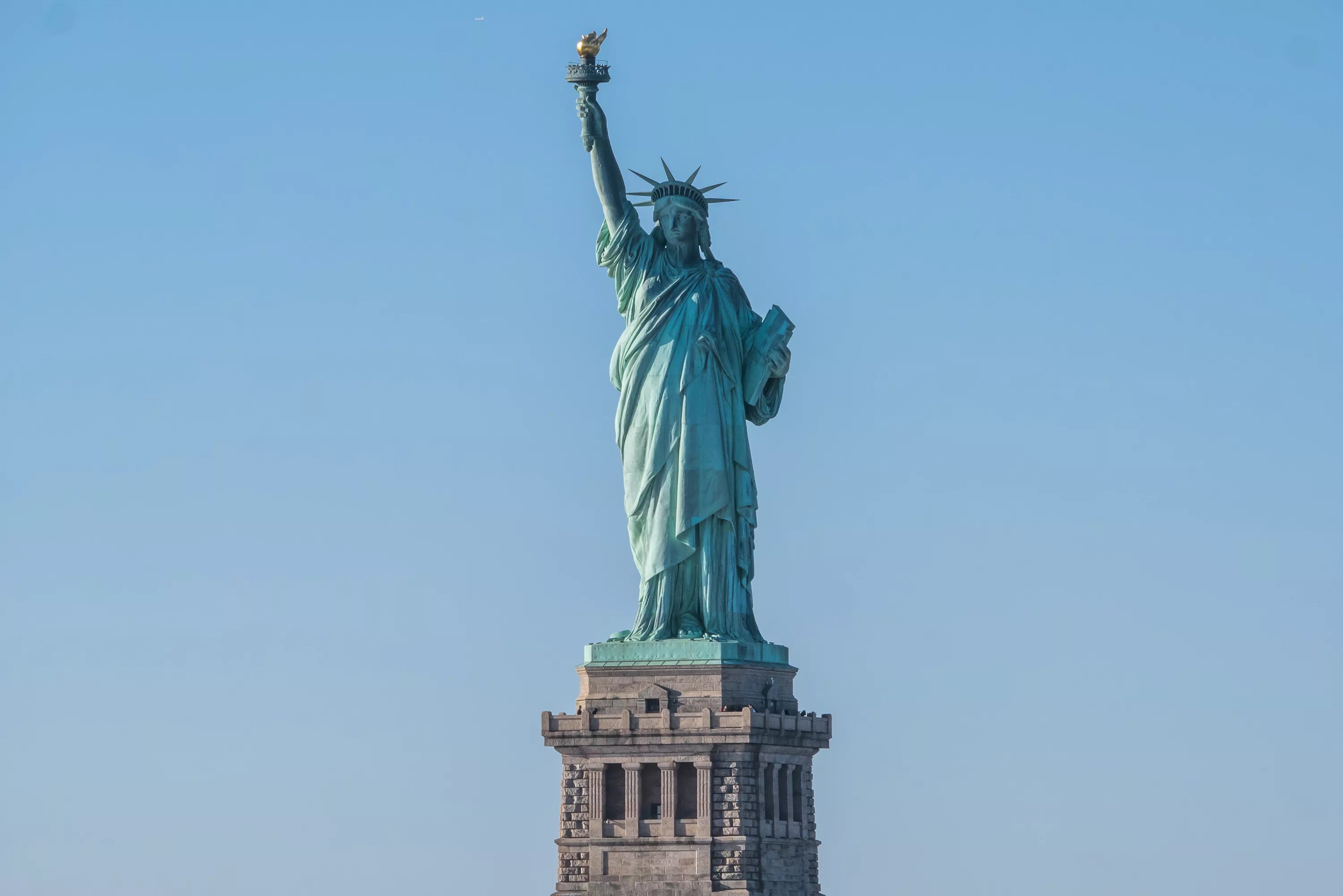 Фото статуя. Статуя свободы Нью-Йорк. Статуя свободы Нью-Йорк на а 4. Статуя свободы 4к. Статуя свободы обои.