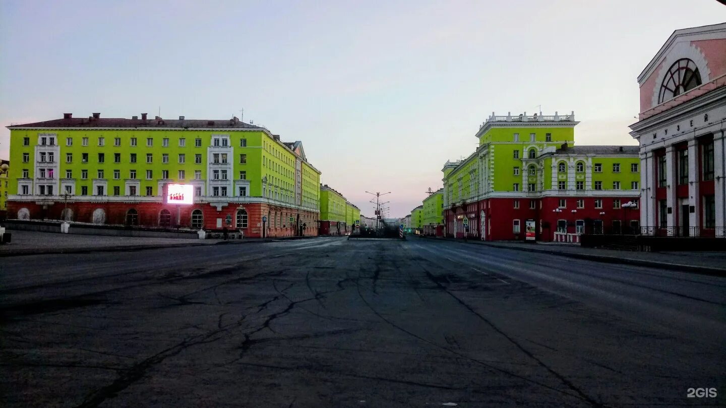норильска сад дзержинского 5б. норильск комсомольская площадь. центр норильска улицы. комсомольская площадь норильск. норильск лето 2021.