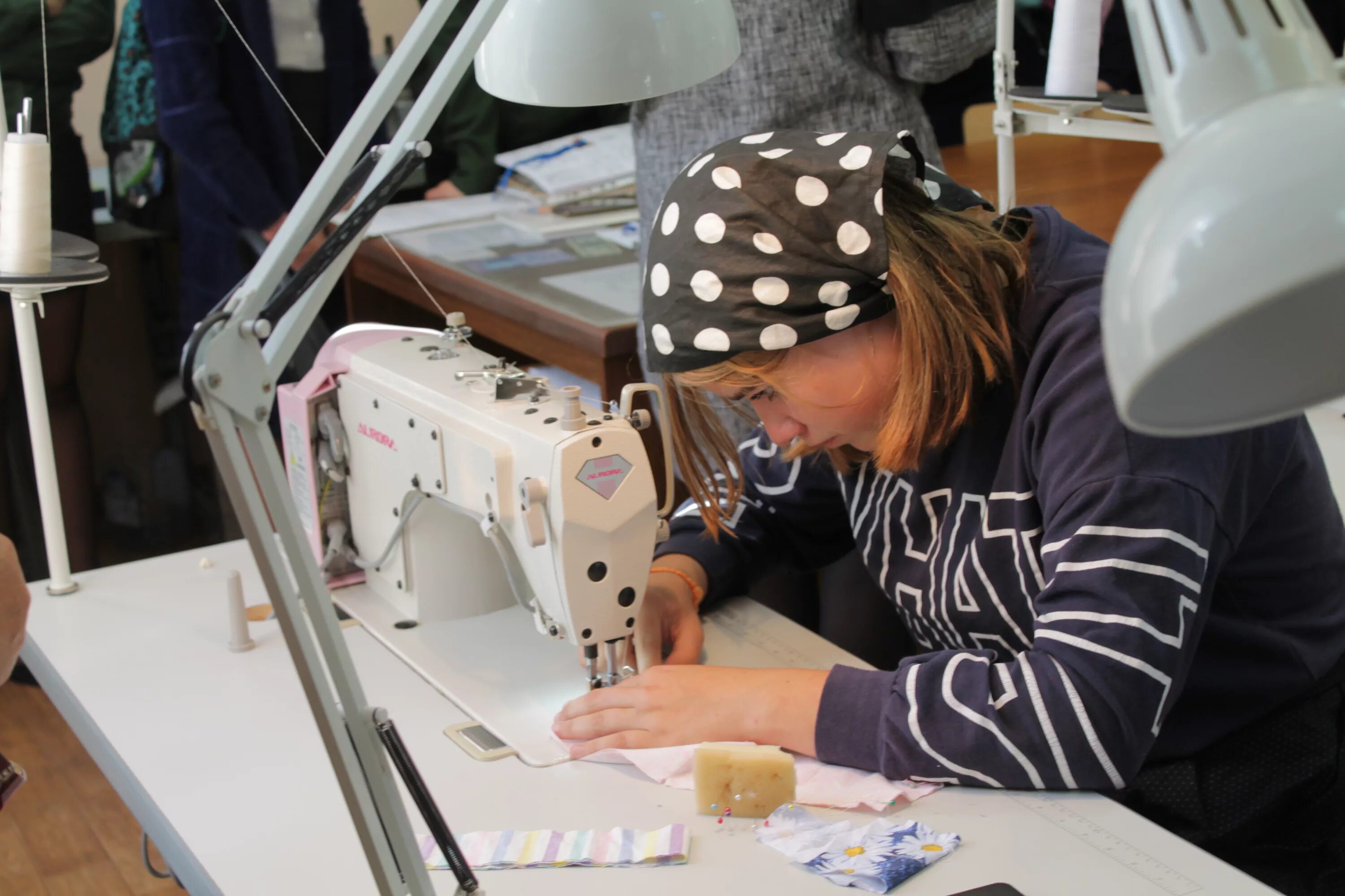 Швея йошкар ола. Портной на фабрике одежды. Швейная фабрика talia. Швея. Швейное производство по ул.