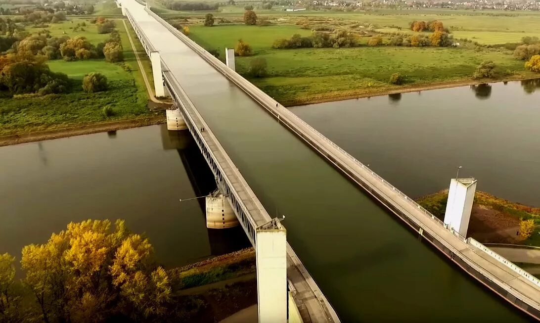 Дорога пересекает реку. Водный мост в Магдебурге. Магдебургский Водный мост в Германии. Река над рекой Магдебургский Водный мост. Мост акведук в Германии.