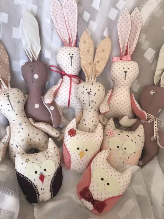 Как продавать игрушки ручной работы. Игрушки ручной работы. Витрина для вязаных игрушек. Ярмарка рукоделия. Интерьерные игрушки из фетра.