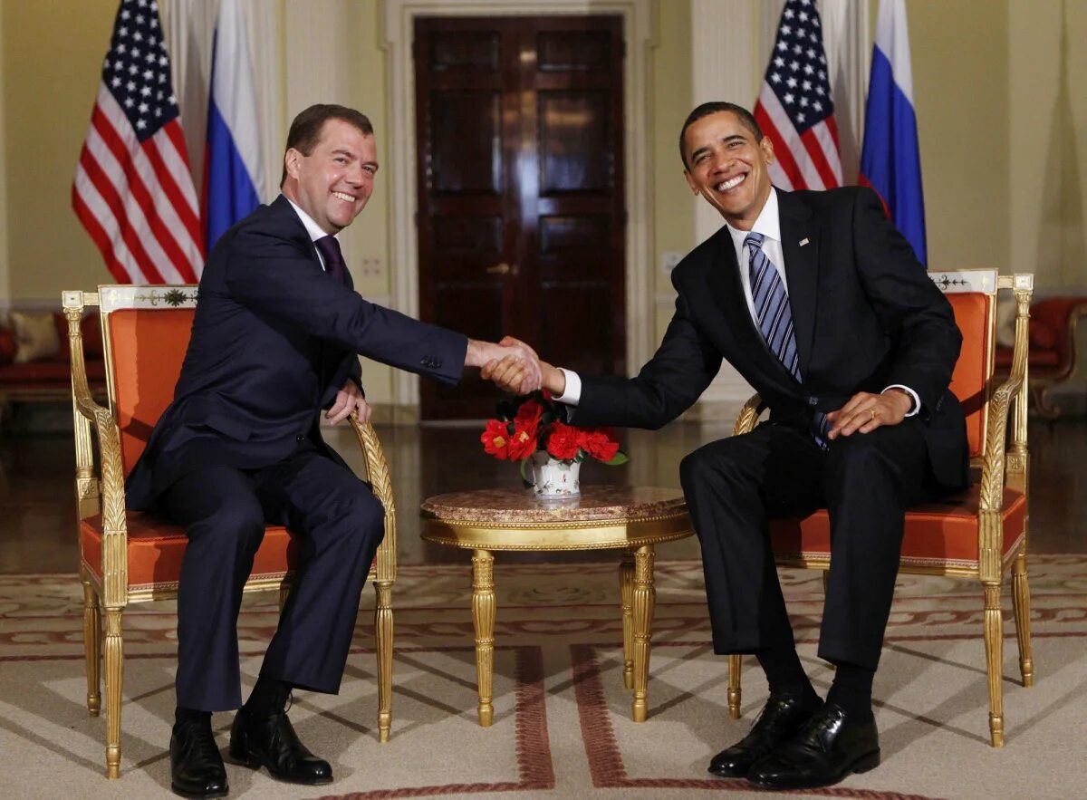 Переговоры медведева. Барак Обама 2009. 2009 Медведев и Обама. Барак Обама и Медведев.