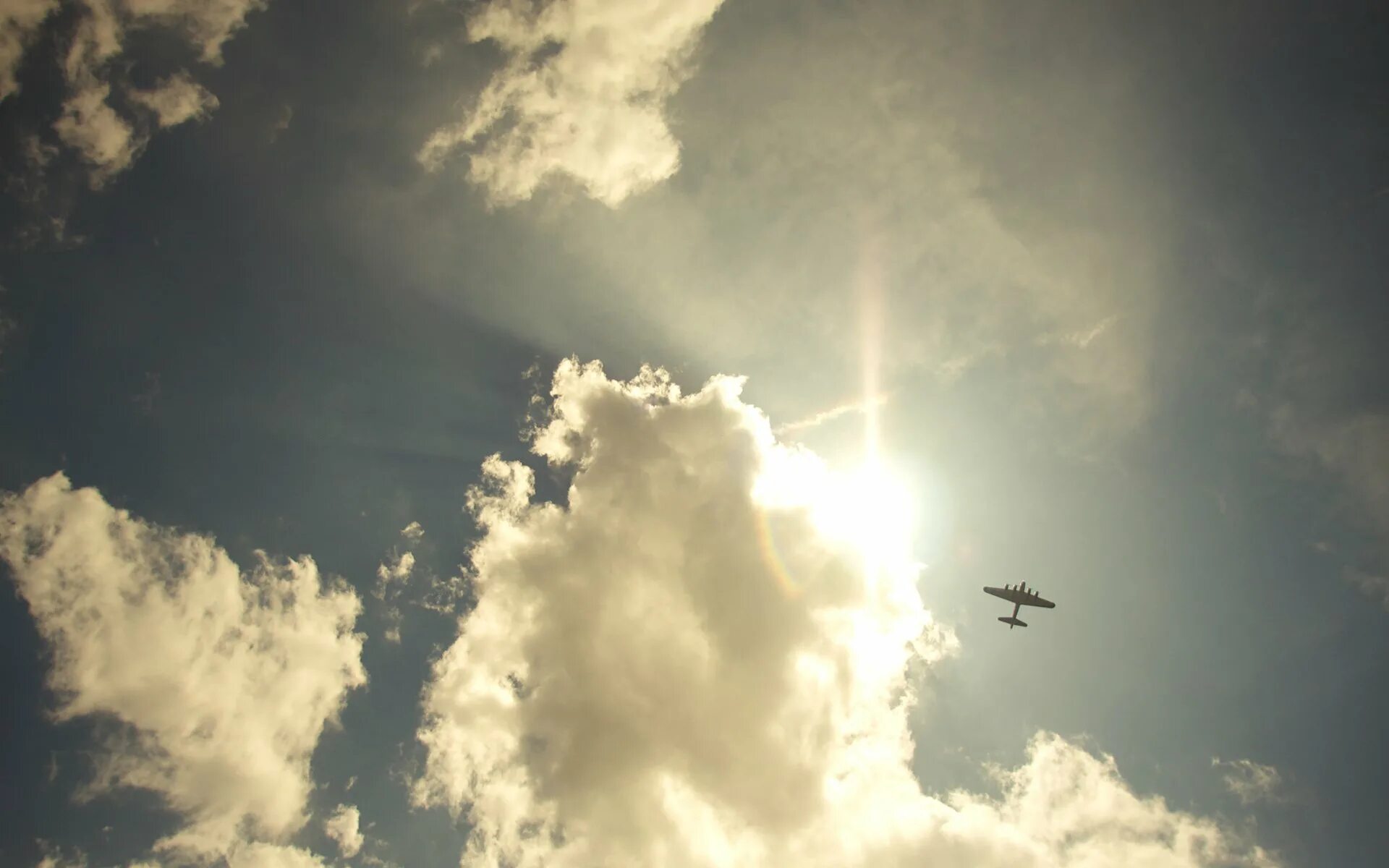 Жужжание в небе. Самолет в небе. Военные самолеты в небе. Небо войны. Самолет в облаках.