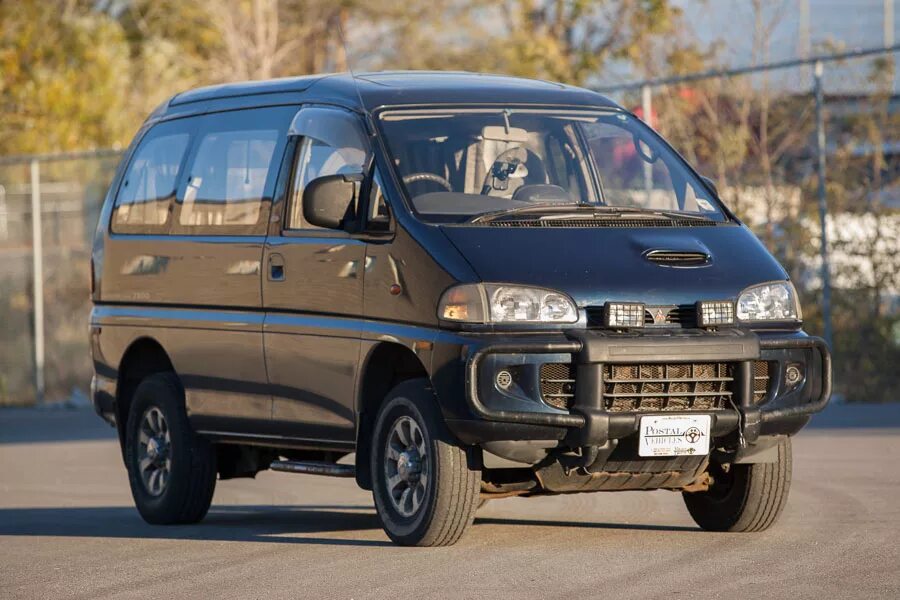 Купить микроавтобус полный привод. Mitsubishi Delica Space Gear. Минивэн Mitsubishi Space Gear. Митсубиси Delica Space Gear. Митсубиси Делика Спейс Гир.