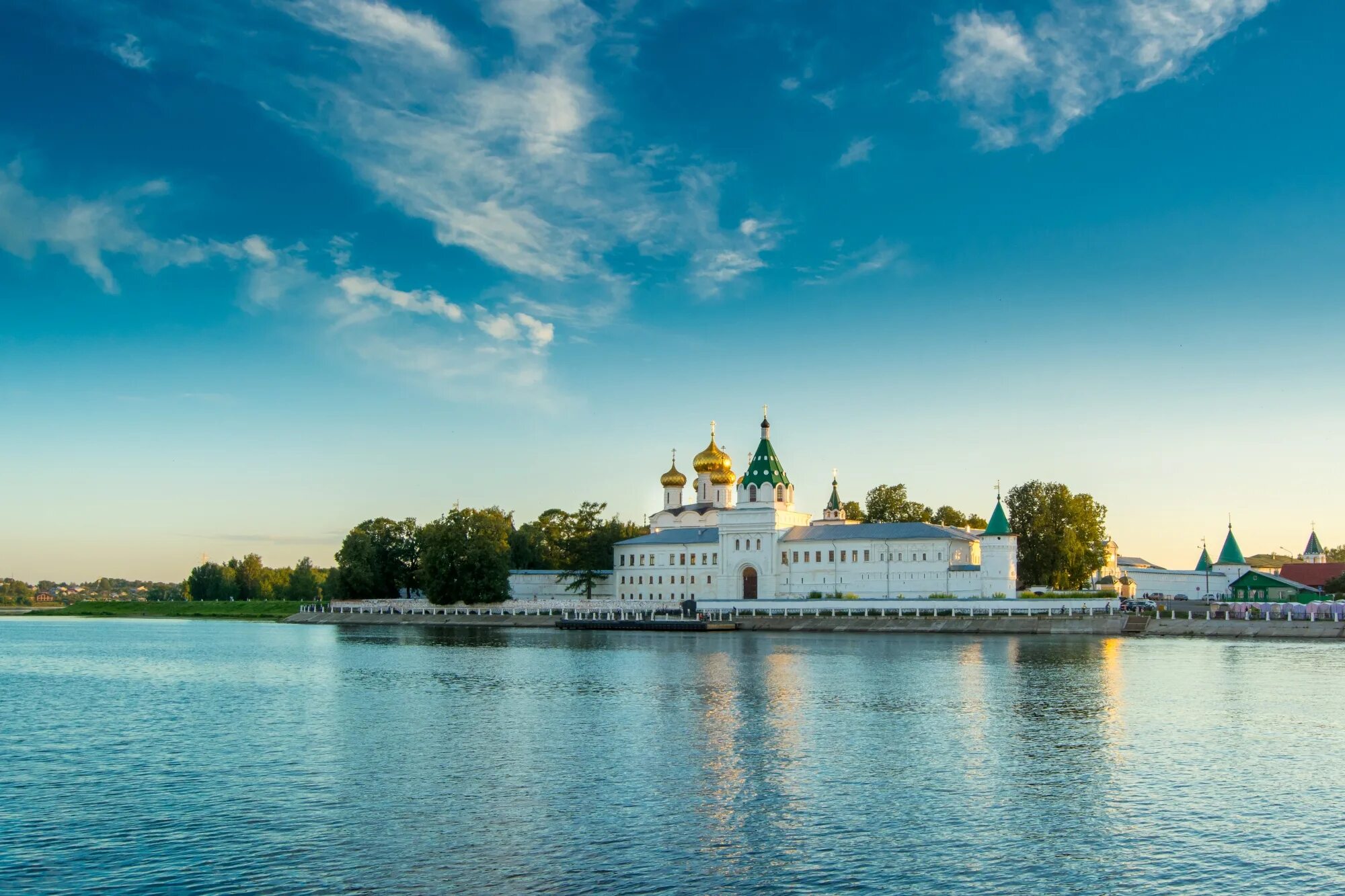 Ипатьевский монастырь кострома. Ипатьевский монастырь Ярославль. Кострома Ипатьевский монастырь и Кремль. Белокаменный Ипатьевский монастырь.