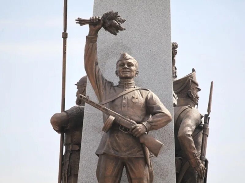 Памятник воинам, защитникам и освободителям Смоленска. 3. Памятник воинам, защитникам и освободителям города Смоленска. Памятник защитникам Отечества Смоленск площадь Победы. Смоленск памятник с тремя солдатами.