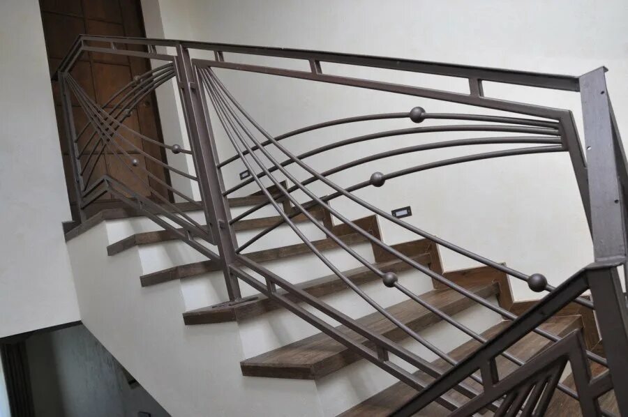 Металлические перила из профтрубы 40x20. Металлическое ограждение лестницы. Перила для лестницы из металла. Перила металлические для лестниц.