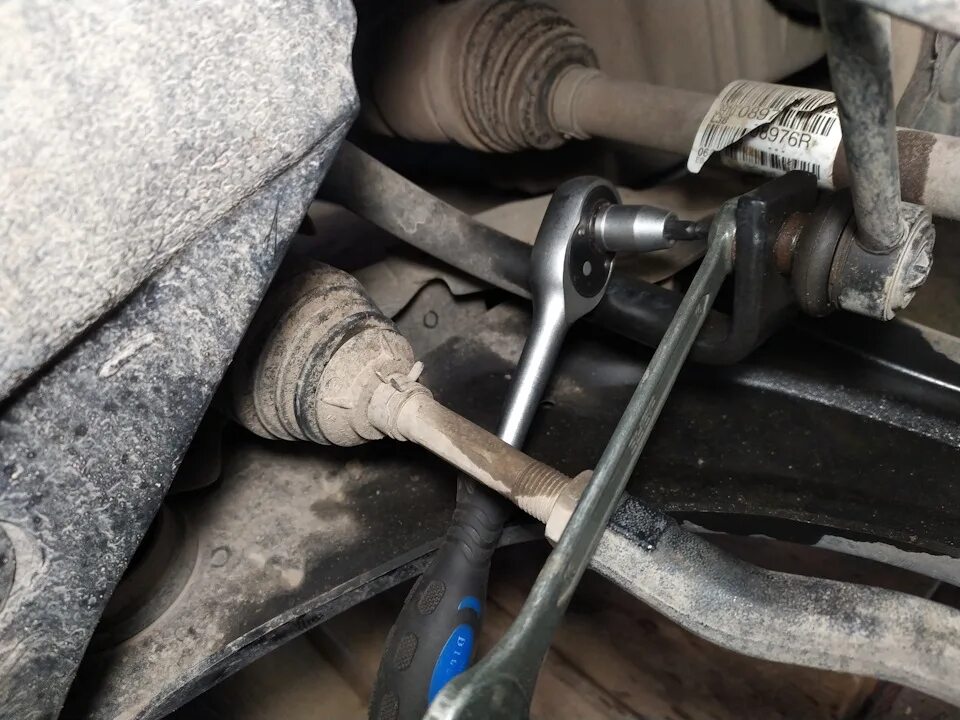 Заменил втулки стабилизатора. - Renault Fluence, 1,6 л, 2011 года визит на серви