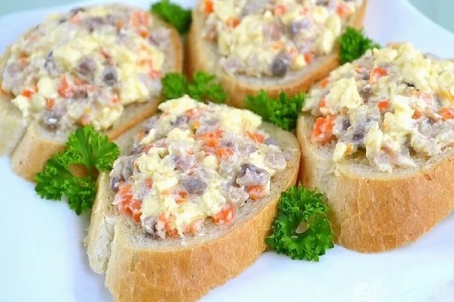 Бутерброды с селедкой и плавленным сыром. Закуска из селедки. закуски из селедочки. закуска из сельди и плавленного сыра. селедка закуска с плавленным сыром.