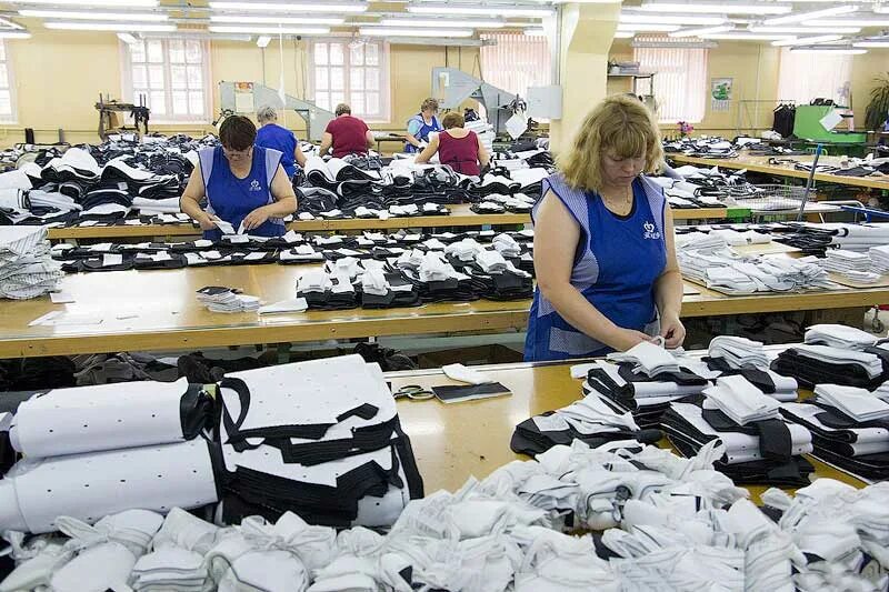 Комплектование изделий. Фабрика пошива одежды. Массовое производство одежды. Предприятие по пошиву одежды. Продукция швейной фабрики.