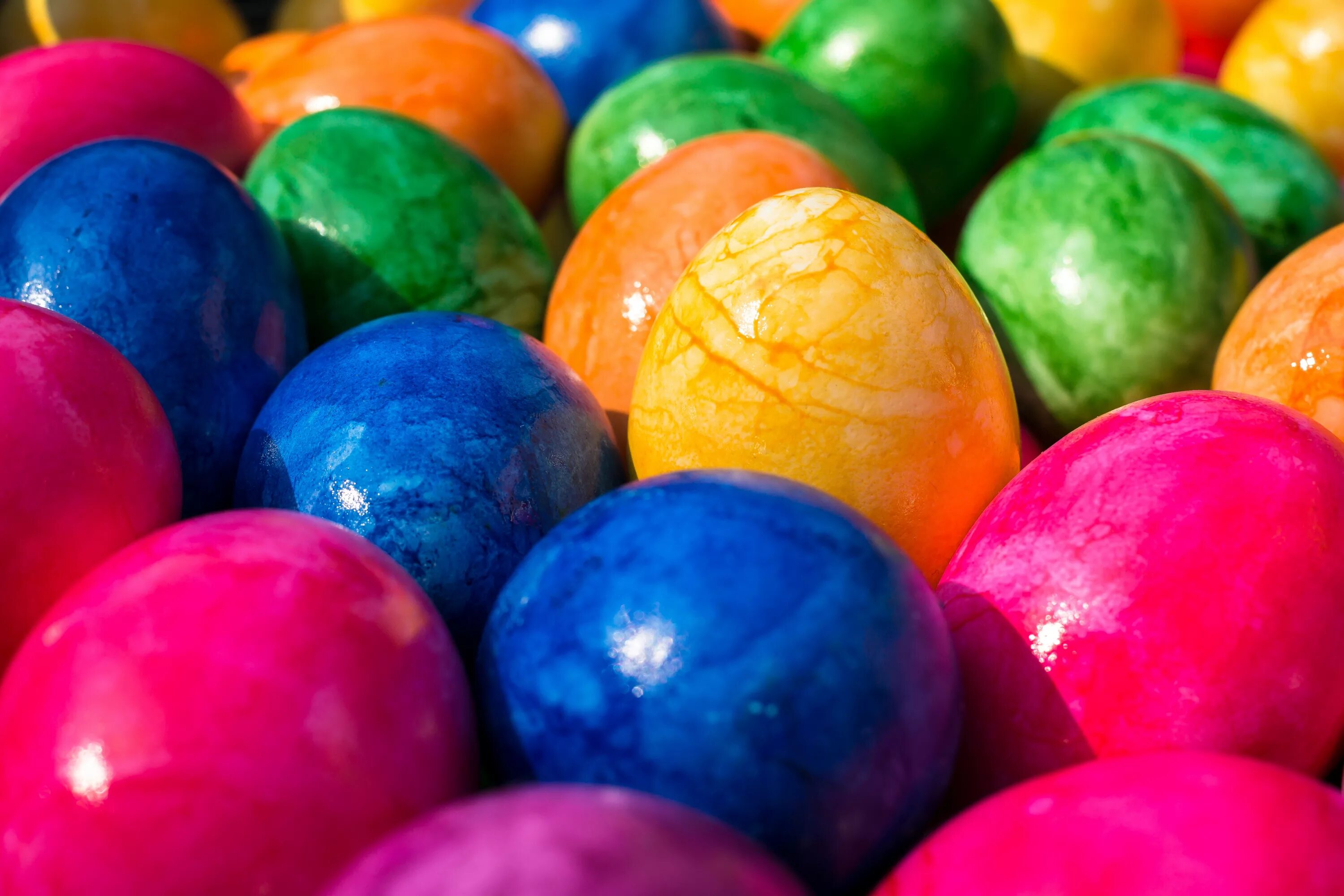 Разноцветные яйца на пасху. Разноцветные яйца. Пасхальные яйца яркие. Разноцветные пасхальные яйца.