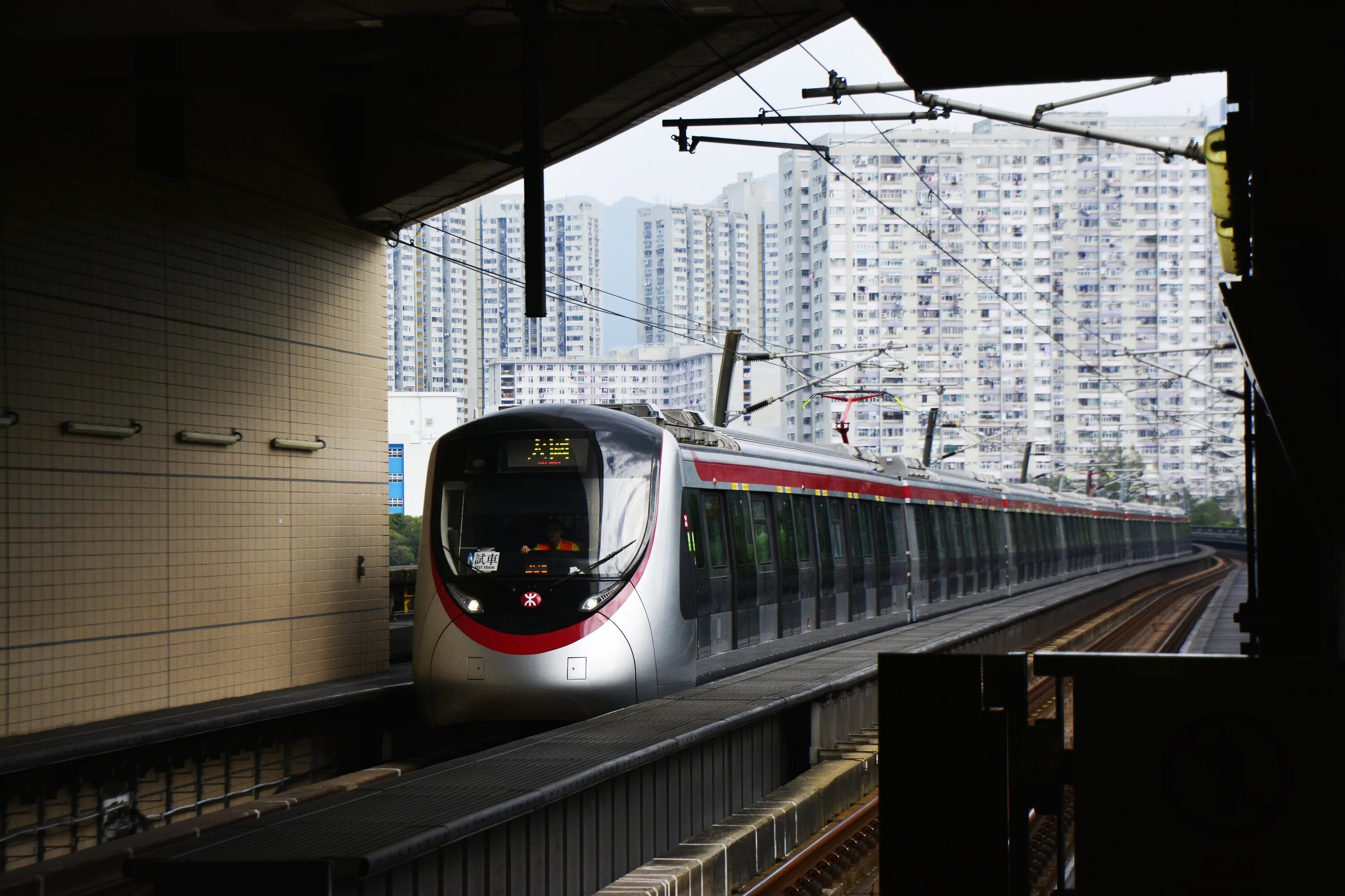 Метро Гонг Конг. Поезд метро Гонг Конг. MTR CRRC Changchun Emu. Поезд метро.