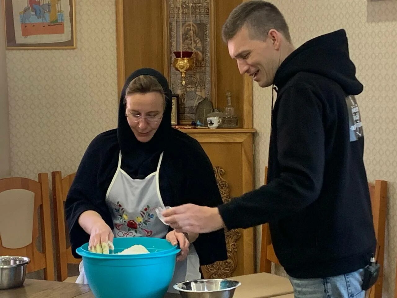 Монастырская кухня на спасе сегодняшний выпуск. Монастырская кухня. Кулич монастырский. Монастырские куличи на Пасху. Монастырская кухня 2021.