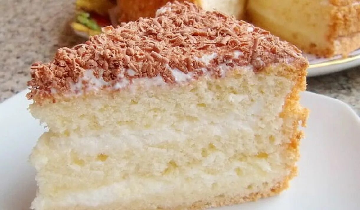 Сметанный рецепт с фото. Сметанник Высоцкая. Торт сметанник бисквитный. Вкуснейший торт "сметанная Королева". Бисквит со сметанным кремом.