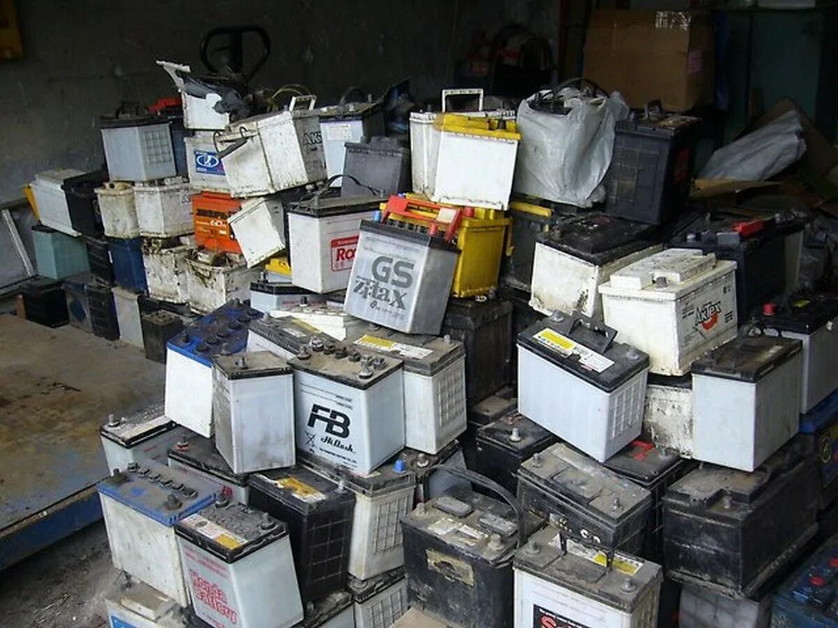 где принимают аккумуляторы б у. старый аккумулятор. реклама аккумуляторов автомобильных. где принимают аккумуляторы б у. прием аккумуляторов.