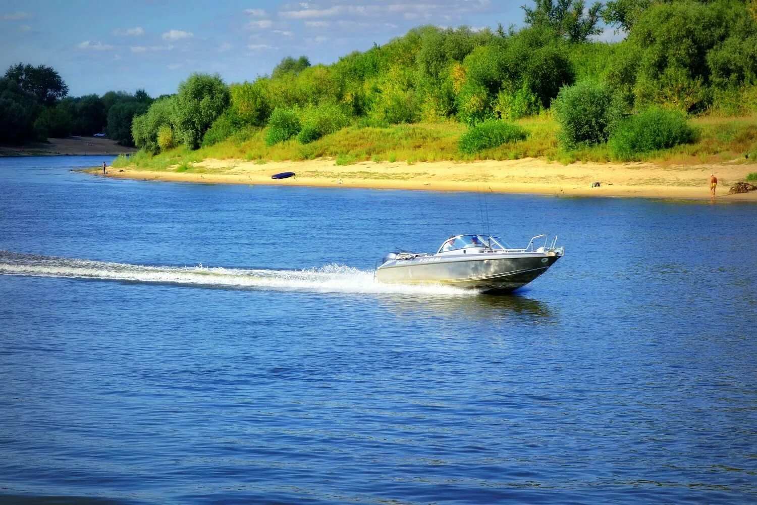 По озеру шла яхта. Река Сысола. Пяловское водохранилище подводная лодка. Калипсо Можайское водохранилище. Озеро Селигер катер Кама.