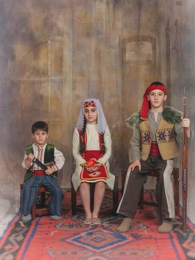 Про армянский народ. Армения нация. Армянская Национальная одежда для детей. Армянский костюм. Армянские дети в национальных костюмах.