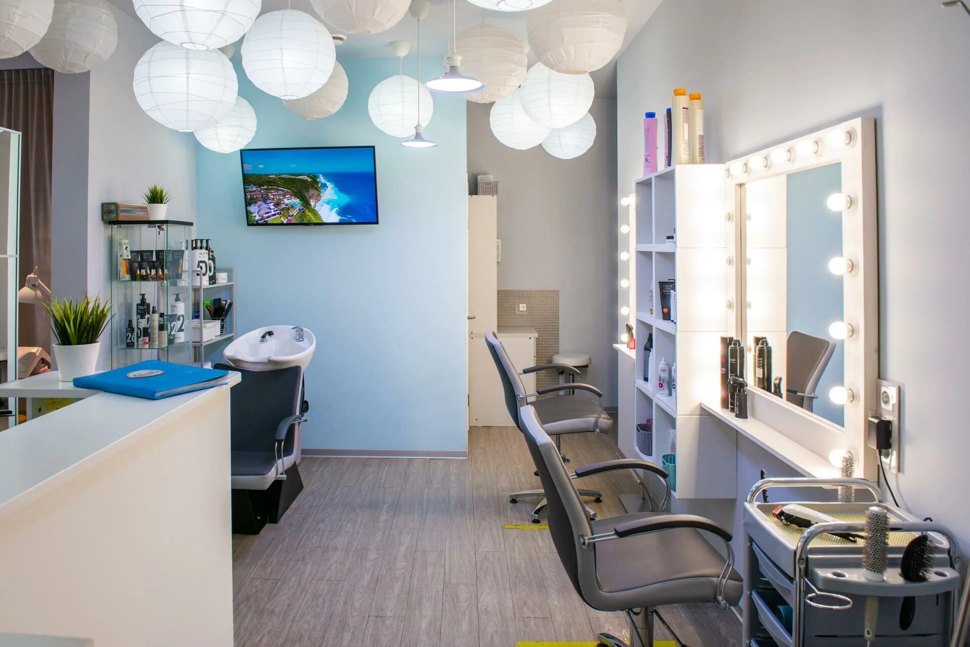 Студия красоты тамбов карл маркс. Центр красоты ставрополь софита. Бритни спирс make me. Make me салон. Парикмахерская ле мари.