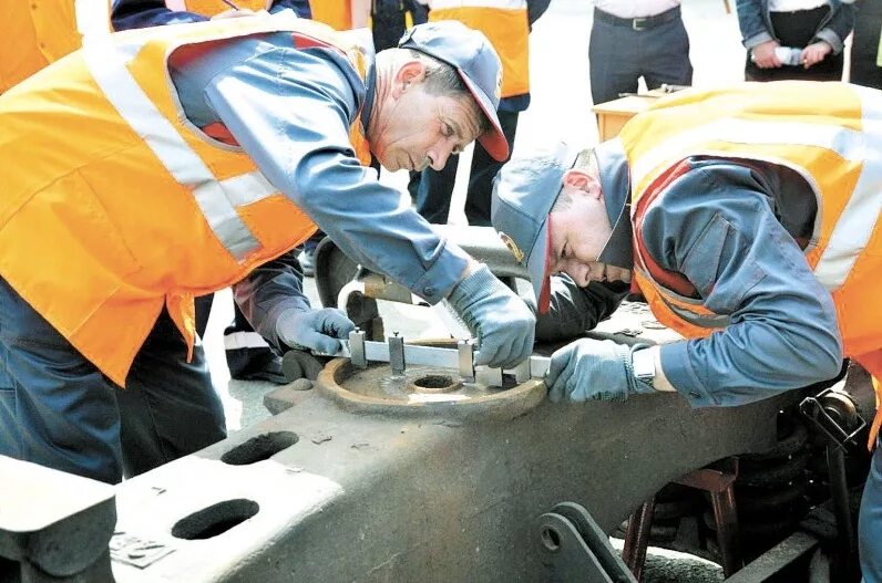 Осмотрщик вагонов ржд. Осмотрщик осмотрщик ремонтник и слесарь. Пто вагонники. Профессия осмотрщик вагонов. Осмотрщик осмотрщик ремонтник и слесарь.