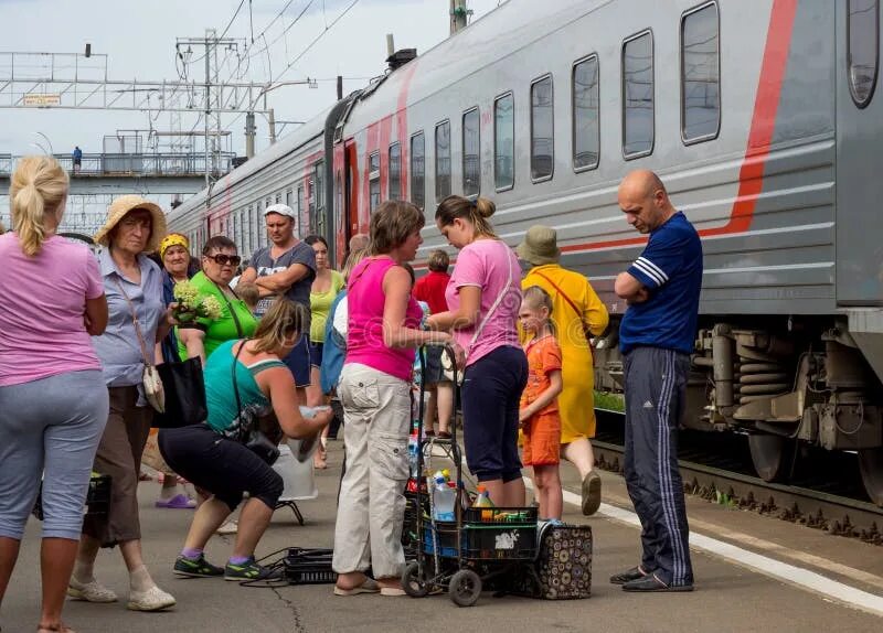 Пассажир на платформе. Жд вокзал петрозаводск поезд. люди на перроне. люди на вокзаз. пассажиры на вокзале.