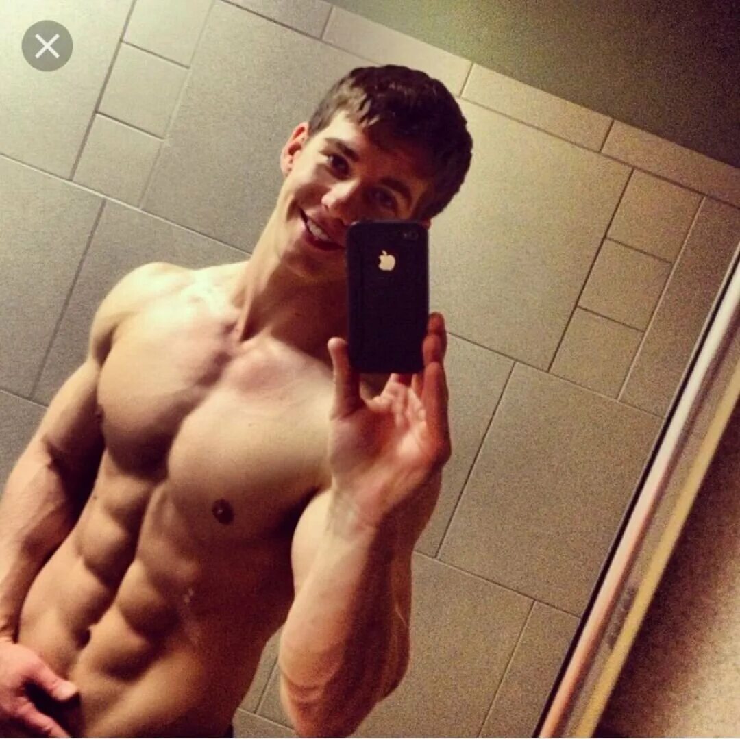 Фото парня 18 домашние. Парни с прессом селфи. торс селфи. пресс парня в зеркале. накаченный парень в зеркале.