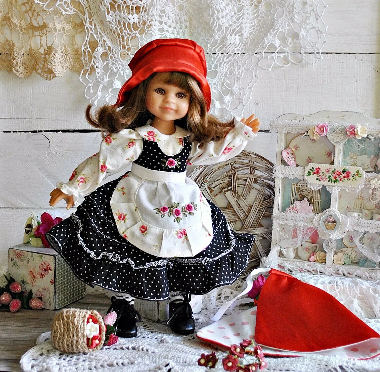 Красные куколки. Паола Рейна красная шапочка. Красная шапочка Paola Reina. Кукла Паола Рейна красная шапочка. Платье красной шапочки для куклы.