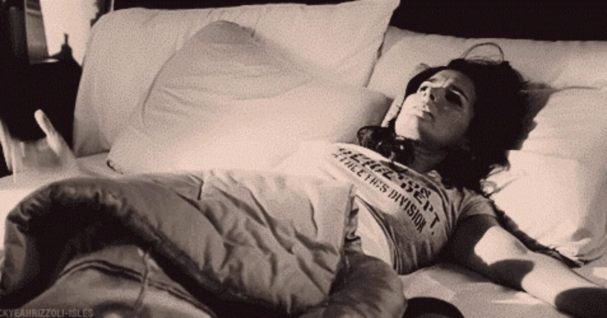 Вибратор в постели. Кровать трясется. Девушка в кровати гиф. Девушка и подушка гиф. Красивые девушки в конвульсиях.