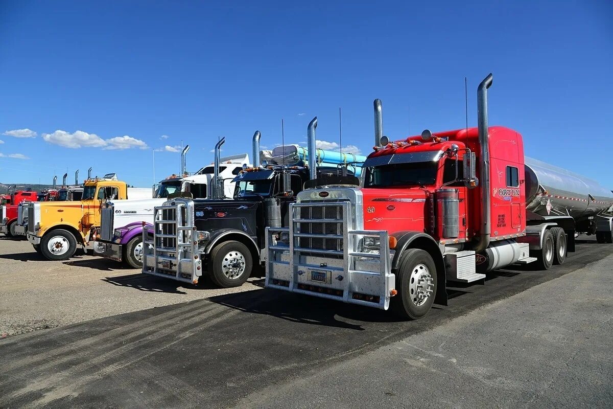 Седельный тягач mack. Кенворт к 200. Грузовики freightliner argosy. Авто грузовики тягачи. Седельный тягач mack.
