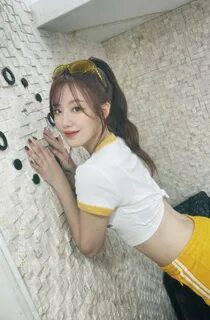 Shuhua ((G)I-DLE bị ném đá.