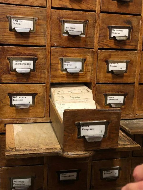 Где библиотека зигмунда чаховича. Библиотека мертон. Красивая библиотека. Библиотека рукописей бейнеке. University of oxford либрари.