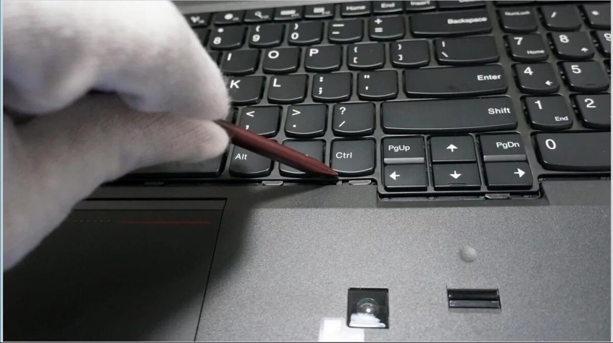 Что можно делать на ноутбуке. Чистка клавиатуры ноутбука леново. Снятие клавиатуры с ноутбука. Чистка кнопки на ноутбуке.