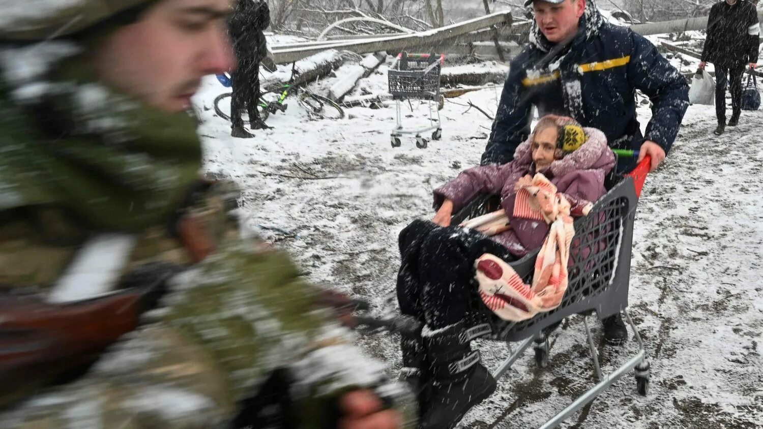 Европа нападение. Пожилая женщина пострадавшая в Украине при взрывных. Путина в.в. о войне в Украине и России.