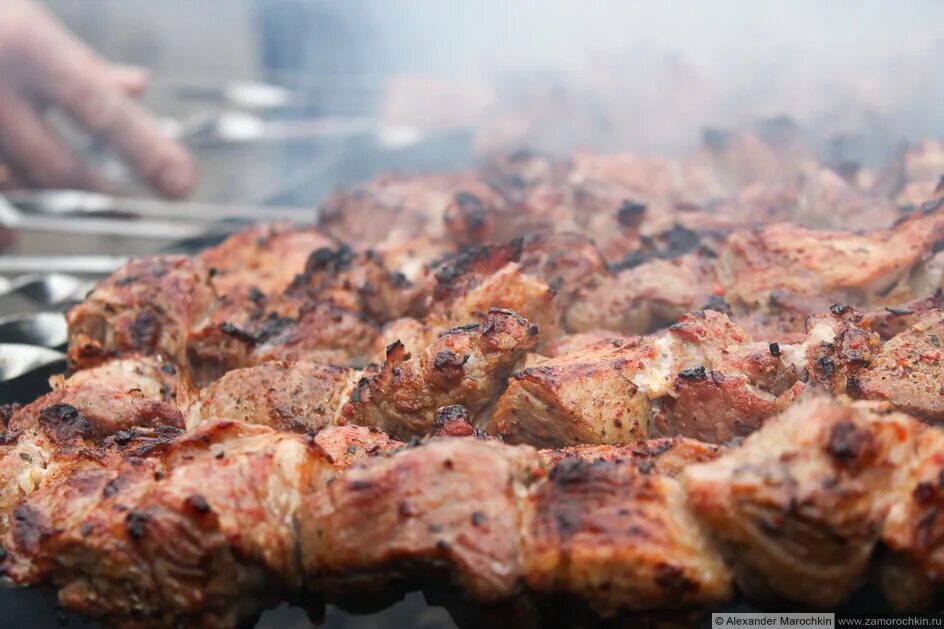 Куча шашлыка. Шашлычок калининград. Ики бир в лаваше. Кафе чуйский шашлычок. Шашлык цена.
