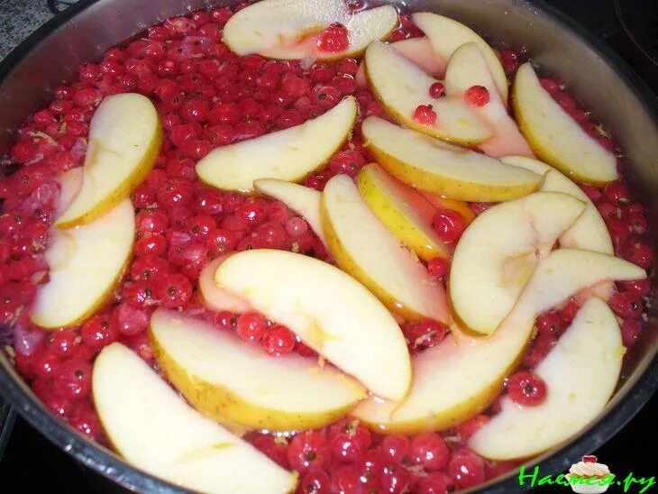Компот из яблок и смородины в кастрюле. Яблоко и красная смородина. компот смородина яблоко. компот из яблок в кастрюле. компот в мультиварке из смородины.
