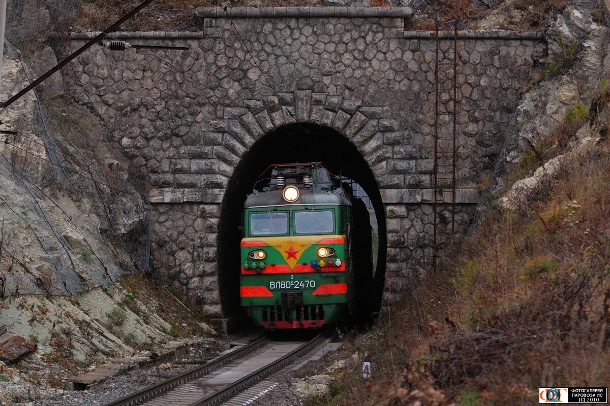 Перед входом в тоннель пассажирского поезда. Красноуфимский ЖД тоннель. Томусинский Железнодорожный тоннель. Железнодорожный тоннель Камчик. Поезд выезжает из тоннеля.
