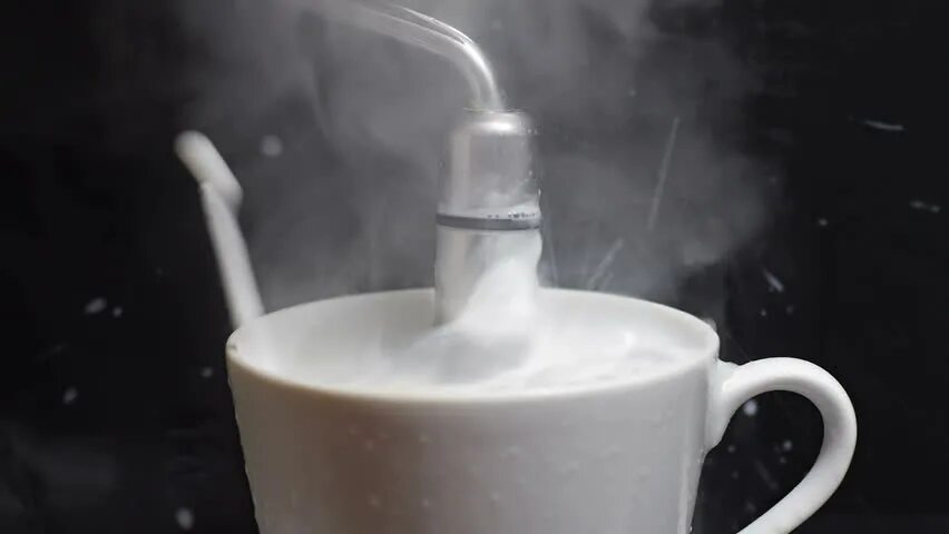 Как пишется горячее молоко. Горячее молоко. Горячий молоко. Hot Milk Cup. Много горячего молока набрызгали в стакан.