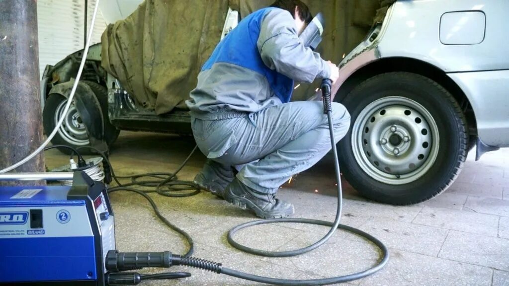 Какой полуавтомат лучше для кузовных работ. Сварка автомобиля. сварка полуавтоматом автомобиля. сварка кузова автомобиля. сварка кузова автомобиля полуавтоматом.