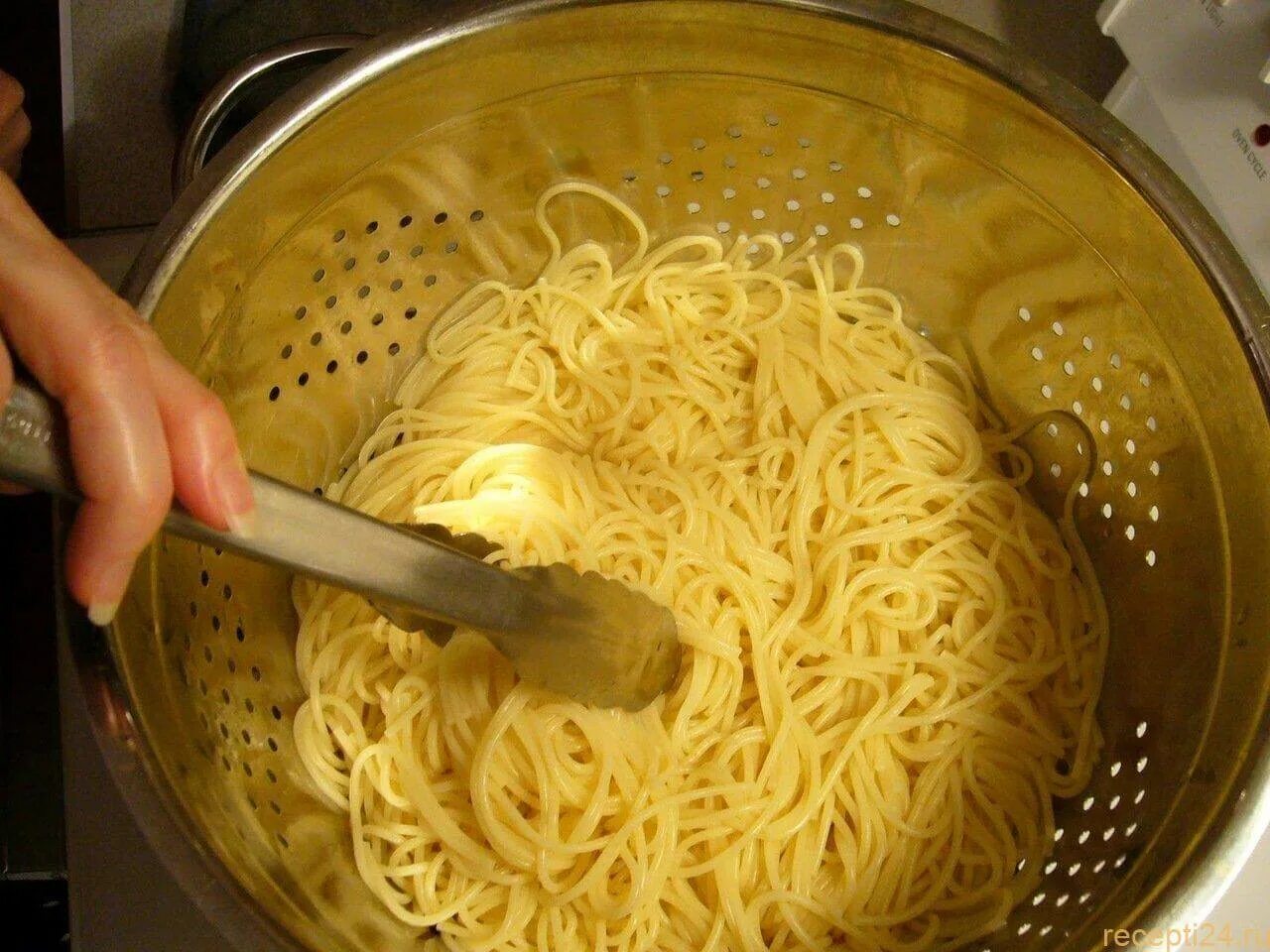Кастрюля для спагетти. Макароны в кастрюле. Спагетти вареные. Сотейник для пасты.