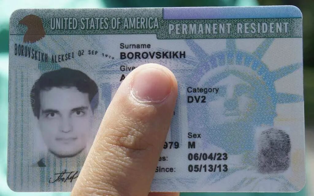 Грин-карта США. Вид на жительство США. Green Card как выглядит. Американская Грин карта.