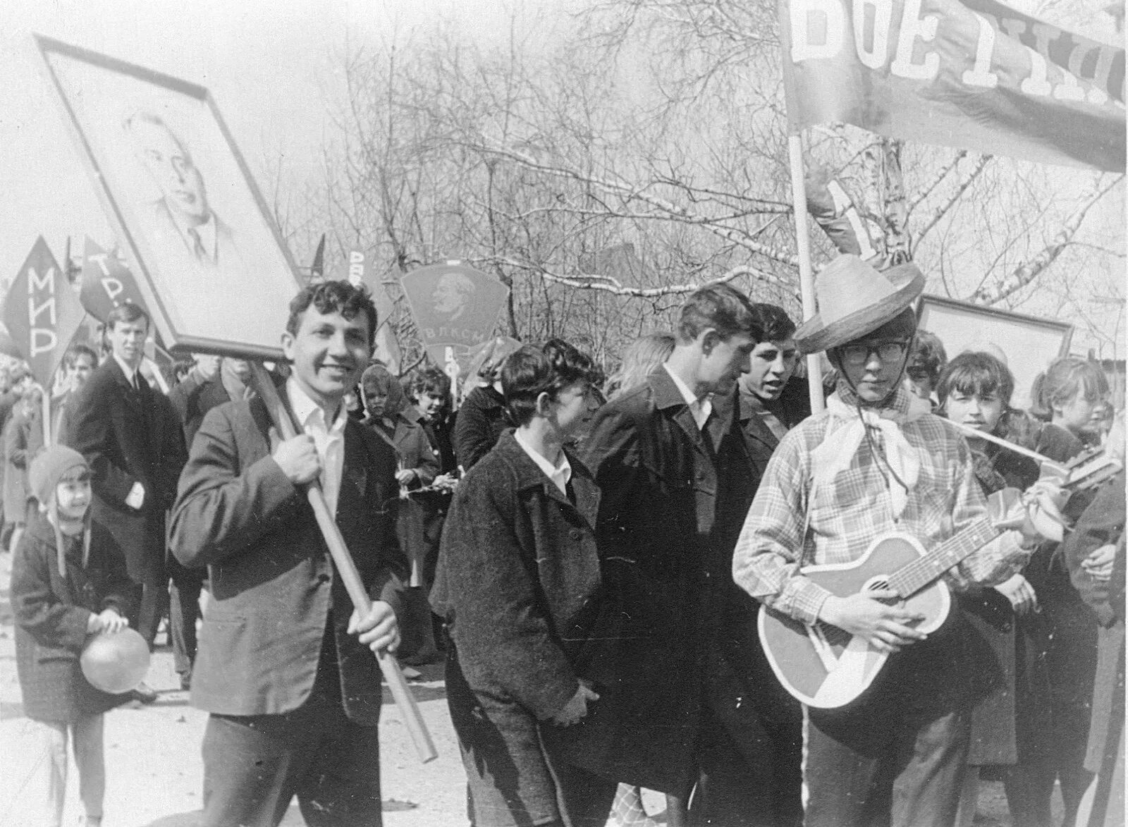 1 мая старые фото. Демонстрация 1 мая в СССР. Демонстрация 1 мая 1986. Город Мыски старые. 1 Мая старые.