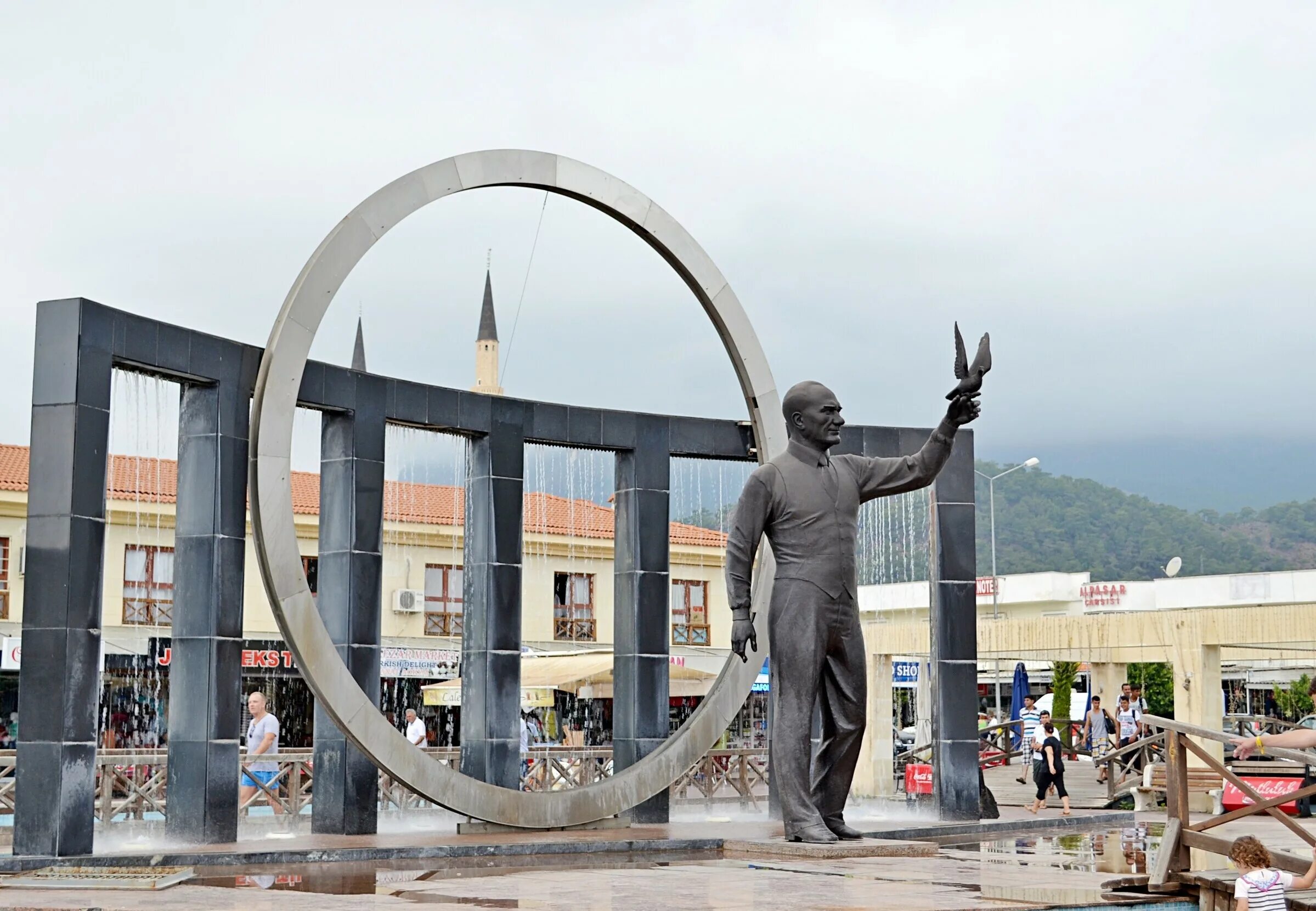 Памятник мустафе кемалю кемере. Бульвар ататюрка кемер, турция. Памятник ататюрку в кемере. Парк ататюрка кемер. Бульвар ататюрка.