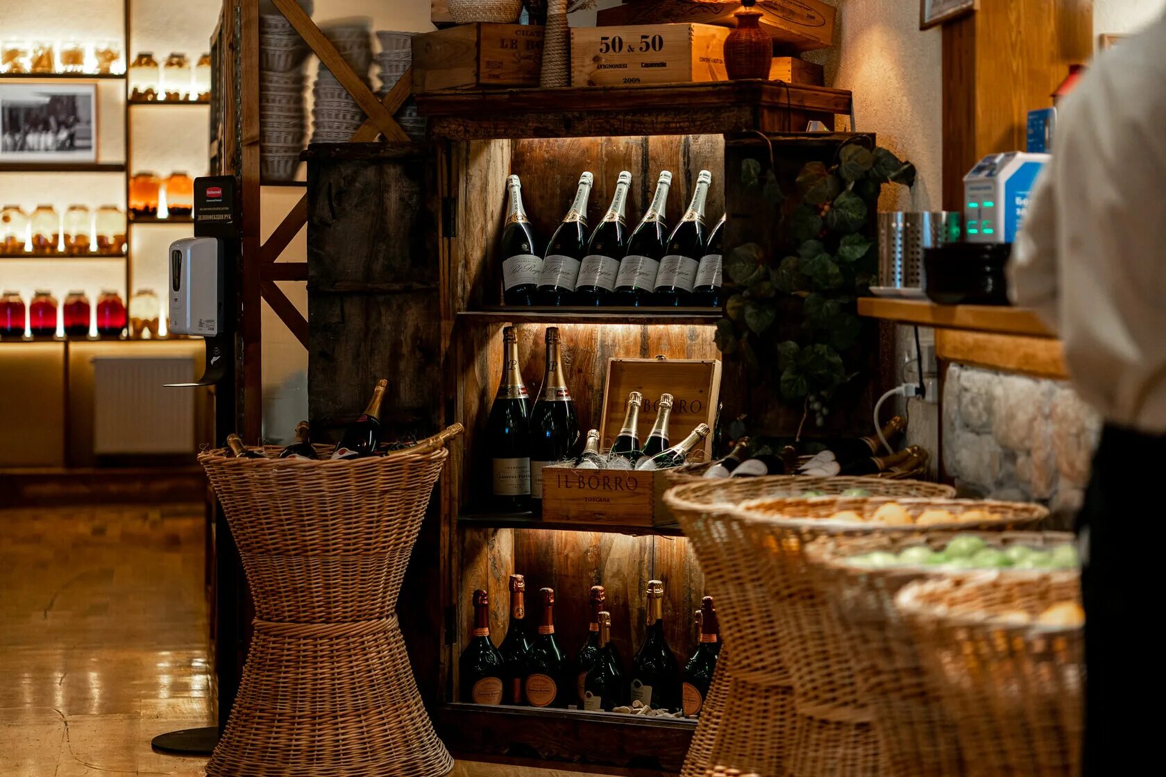 Аутлет график работы. Аутлет график работы. Аутлет белая дача часы. Outlet village белая дача, котельники. Vnukovo outlet village logo.