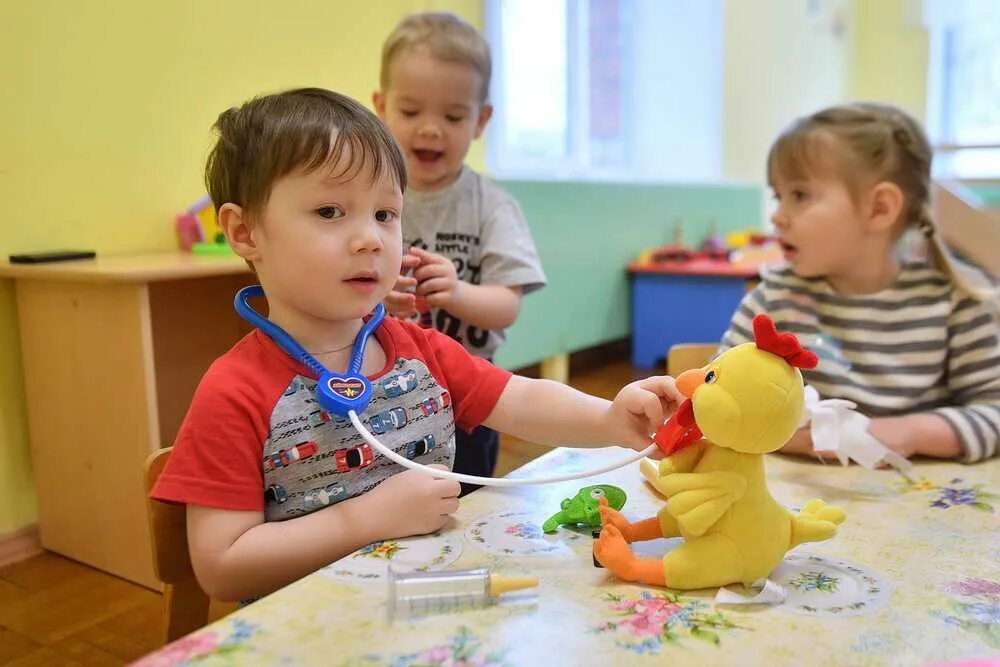 Прием детей в старшей группе. Малыши в детском саду. Дошкольное образование. Утренний прием в детском саду. Приемы для дошкольников.